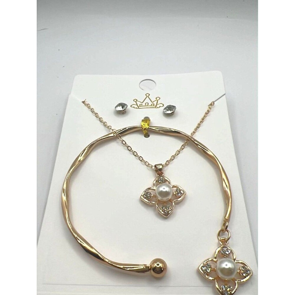 Gold Pearl & Crystal Flower Jewelry Set – Necklace, Bracelet & Earrings